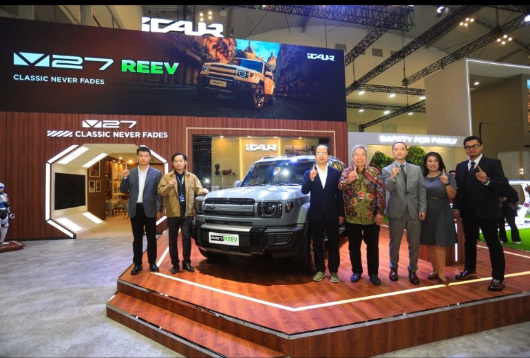 Petinggi iCAR Indonesia semringah berpose dengan mobil anyar iCAR V27