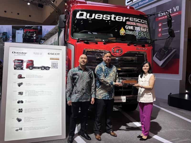 Penyerahan scale model Quester Model Year 2026 kepada pelanggan setia UD Truck di GIIAS 2026
