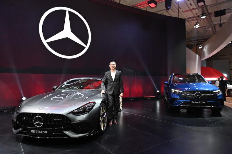 CEO Mercedes-Benz Indonesia, Donald Rachmat berpose dengan kedua mobil anyar Mercedes-Benz yang diluncurkan di GIIAS 2026