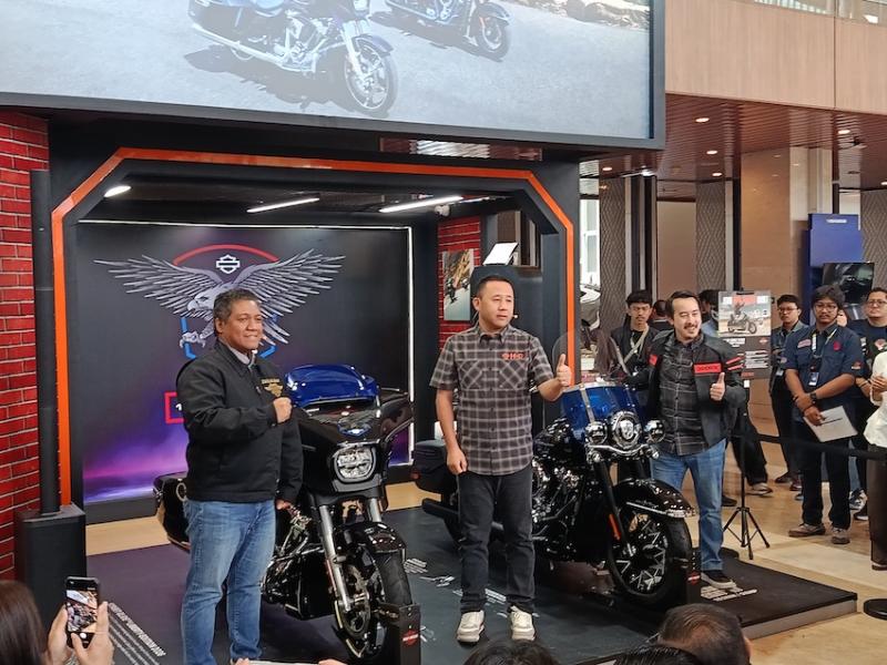 Petinggi PT JLM Auto Indonesia memperkenalkan dua model Harley-Davodson terbaru di ajang GIIIAS 2026