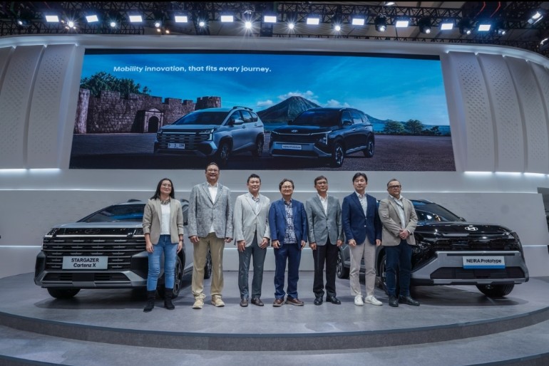 Petinggi  Hyundai Motors Indonesia berpose dengan Stargazer Cartenz di GIIAS 2026