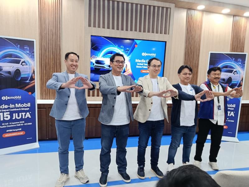 Petinggi OLXmobbi dan ACC berfoto usai berbagai informasi kepada wartawan terkait programma di GIIAS 2026