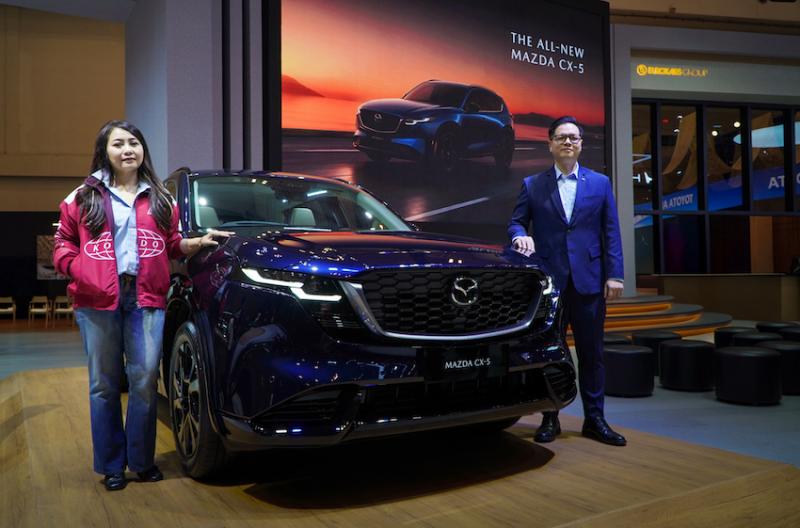 Petinggi Mazda berpose dengan mobil anyarnya The All-New Mazda CX-5 di GIIAS 2026
