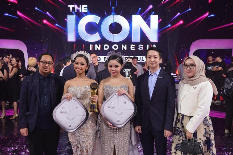 Petinggi Wuling berpose dengan dua jawara The Icon Indonesia 2026 