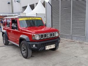 Ketika Kaum Hawa Kepincut dengan Jimny 5-Door, Mobil Macho yang Jadi Impian Para Petualang