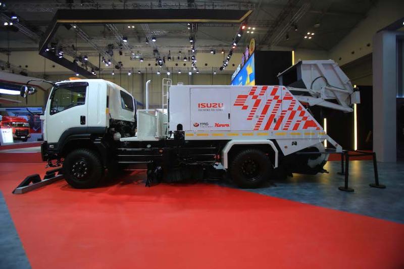 Tampilan GIGA FVR Road Sweeper yang mampu melakukan ragam pekerjaan 