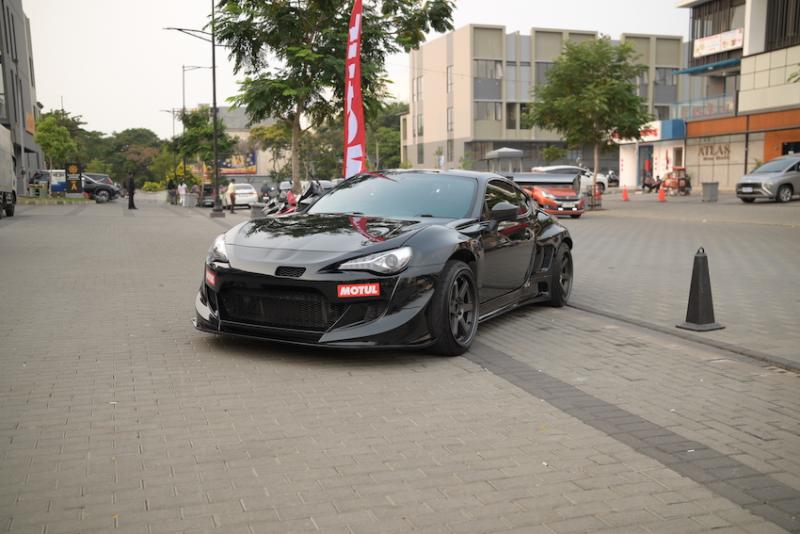 Sebuah mobil sport ikut menjadi bagian dalam ajang Motul Car MeetUp 