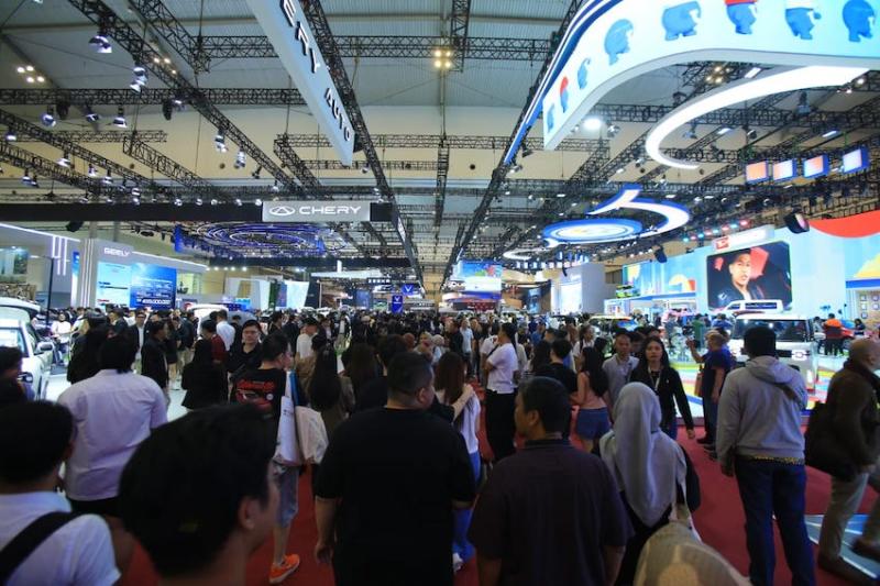 Pengunjung memadati pameran GIIAS 2026 di ICE, BSD, Tangerang