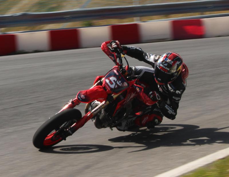Johann Zarco (Prancis/LCR Honda) di atas Supermotard.  (Foto: instagram-gpone)