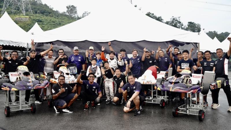 Pembalap Muhammad F.A. Wibowo merayakan kemenangan bersama timnya setelah meraih podium pertama di ajang IAME Series Asia Round 5 