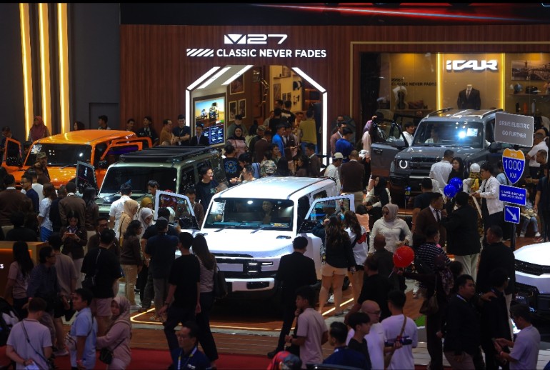 Antusiasme pengunjung mengerubuti mobil baru iCAR V27 di Booth iCAR di GIIAS 2026