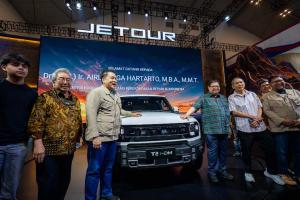 Kunjungi Booth Jetour di GIIAS 2026, Menko Perekonomian Airlangga Hartarto Besua dengan Jetour T2