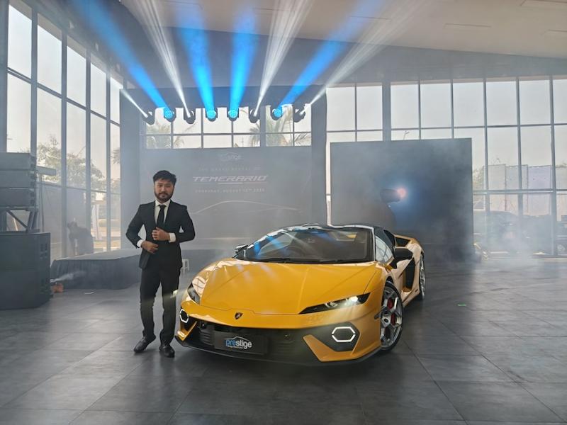 Chief Executive Officer Prestige Image Motorcars Rudy Salim berdampingan dengan Lamborghini Temerario saat peluncuran di PIK 2, Jakarta