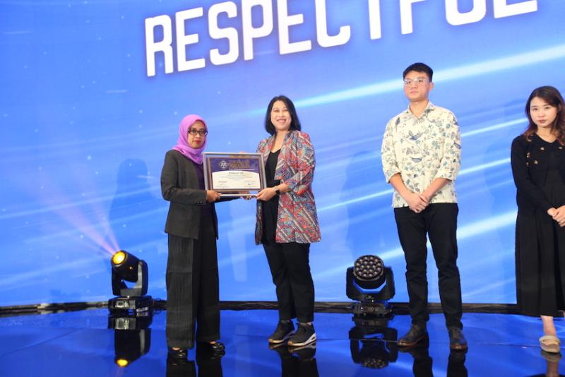 Petinggi Federal Oil semringah menerima penghargaa Top Brand Award 2026 di Jakarta