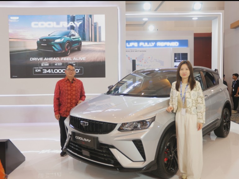 Petinggi Geely Indonesia berpose dengan SUB terbaru mereka di GIIAS Surabaya 2026