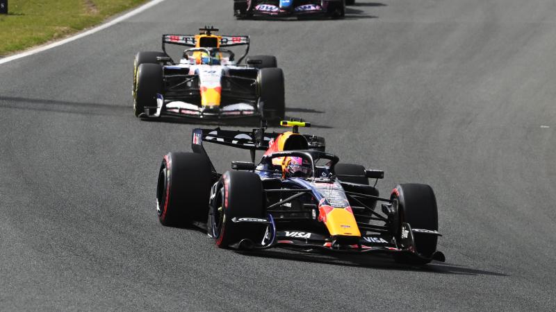 Liam Lawson (depan) dan Arvid Linbald (belakang) - (Foto: Red Bull)