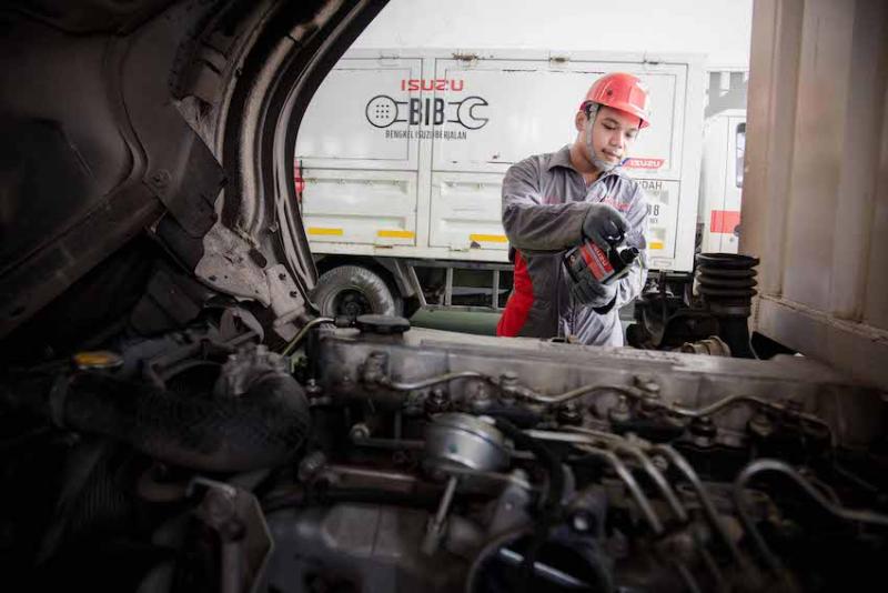 Mekanik Isuzu melakukan pemeriksaan terhadap truk yang terkena abu vulkanik