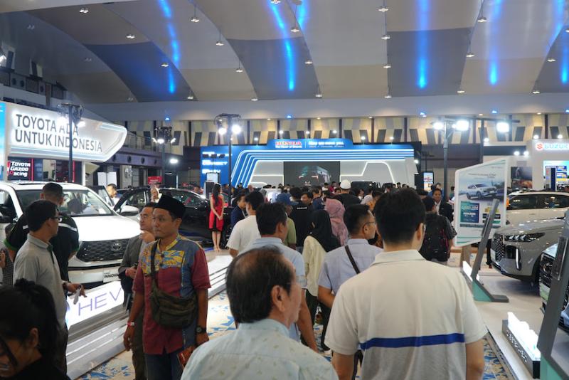 Pengunjung GIIAS Semarang antusias dengan ragam produk otomotif yang disajikan di area pameran