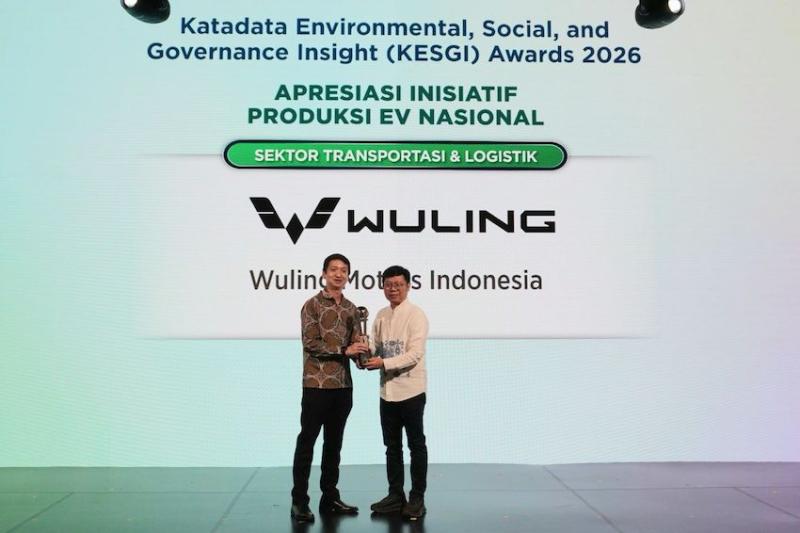 Marketing Director Wuling Motors, Ricky Christian semringah menerima trophy penghargaan dari Katadata