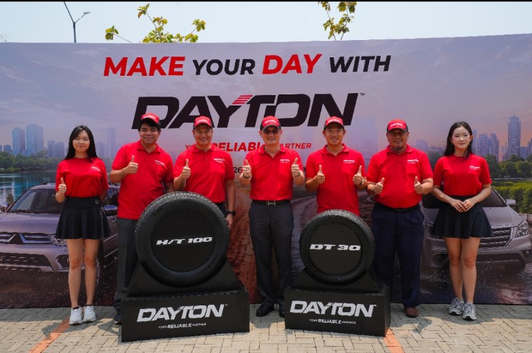 Para petinggi Bridgestone Indonesia berpose dengan ban baru merk Dayton yang resmi diperkenalkan di Indonesia 