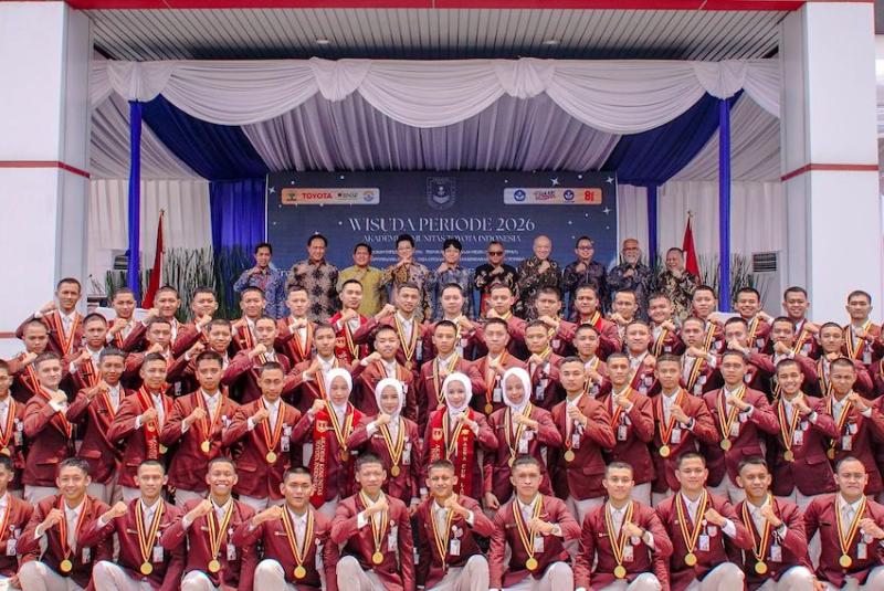 Direktur PT Toyota Motor Manufacturing Indonesia dan Chief Toyota Gakuen Yoshihiro Tohyama bersama Asisten Daerah Bidang Pemerintahan dan Kesejahteraan Bupati Karawang M. Ridwan Salam, berfoto bersama para wisudawan dan wisudawati Akademi Komunitas Toyota Indonesia (AKTI) dalam acara Wisuda AKTI 2026 di Kampus AKTI, TMMIN Plant 3 Karawang, Jawa Barat, Kamis (24/9). 