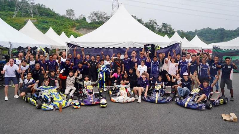Pembalap muda Muhammad F.A. Wibowo merayakan kemenangannya di IAME Series Asia 2026 Malaysia
