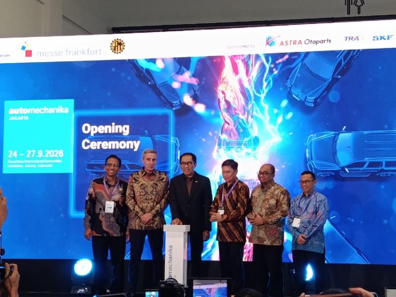 Wakil Menteri Perindustrian Republik Indonesia, Faisol Riza didampingi Chairman Gabungan Industri Alat Mobil Motor (GIAMM), Yusak Kristian dan partners membuka pameran Automechanika Jakarta 2026 