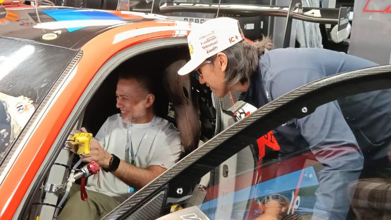 Momen Ijeck Jajal Mobil LMGT3 Tunggangan Sean Gelael (Foto: Mobilinanews.com)