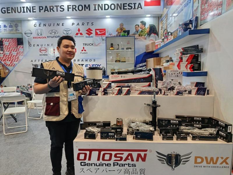 Managing Director Artha Global Partindo, Randy Hardyson berpose dengan produk radian Putra Jaya yang berpotensi diekspor ke luar negeri