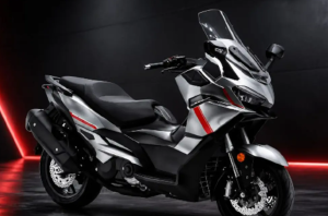 QJMotor Fort 600 Meluncur: Maxi Scooter 550 cc Bongsor Buat yang Nyari Sensasi Turing Maksimal