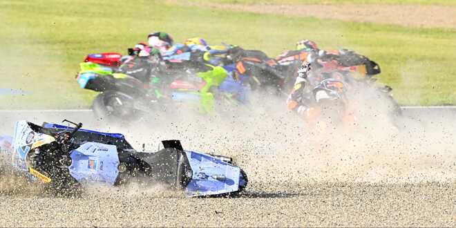 Drama Alex Marquez di awal sprint race GP Jepang. (Foto: motorsporttotal)