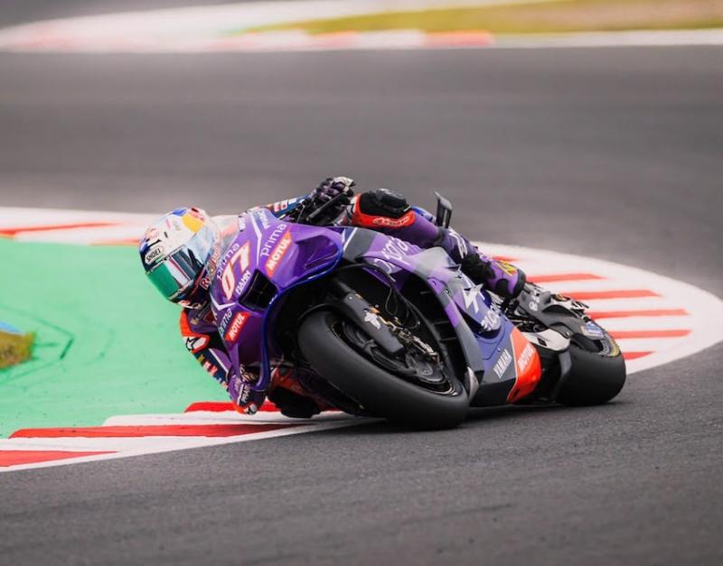 Pembalap MotoGP Toprak Rasgatlioglu memacu motorwnya di lindaan balap Motego, Jepang