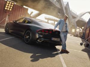 Brad Pitt Jadi Bintang Kampanye Global Mercedes-AMG GT 4-Door Coupe Terbaru