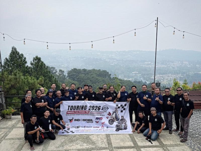 Para jurnalis berfoto dengan latar belakangan alam kota Bogor yang indah dan sejuk