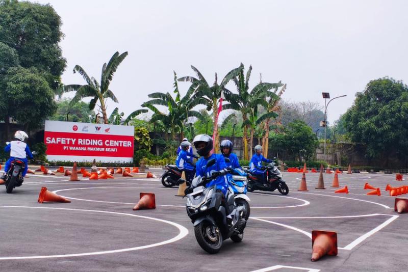 Para guru di Tangerang mengikuti sesi pelatihan berkendara aman oleh instruktur safety riding Wahana Makmur Sejati