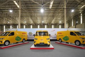 Hadirkan Solusi Logistik Ramah Lingkungan, DHL Express Jalin Pakai Wuling Mitra EV   