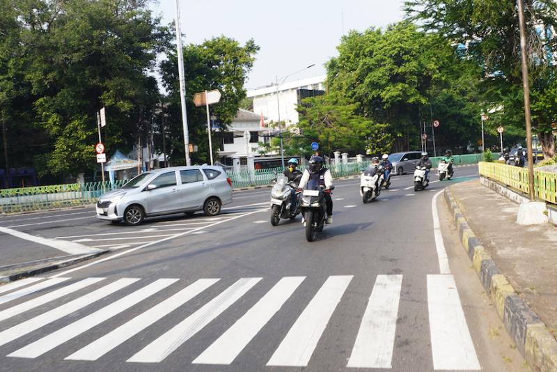 Pemotor menggunakan perlengkapan keselamatan untuk keamanan bermotor