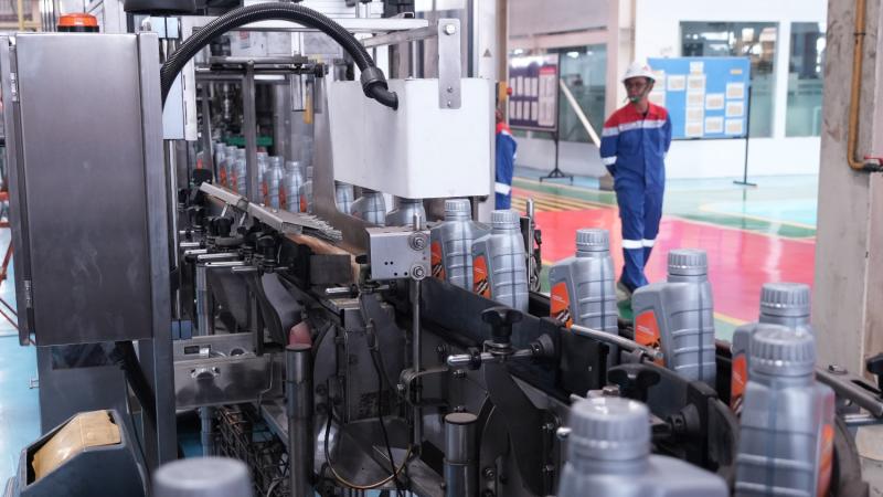Proses Filling Oli Pertamina di PUJ Plumpang
